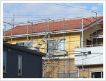 屋根工事は高所作業ですので、足場等の安全対策を確実に行います。